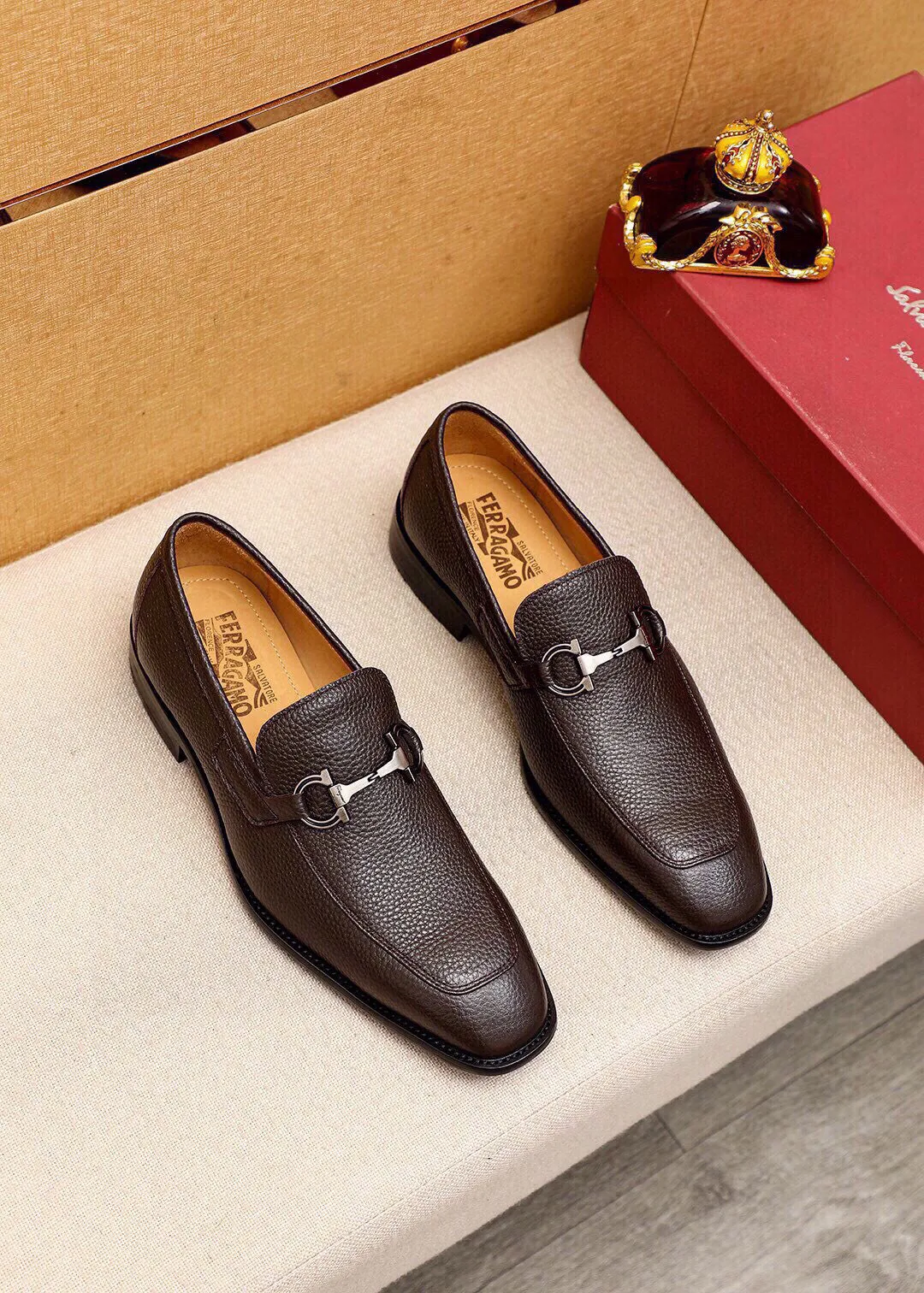 Men's shoes 💰460 💐 Product trademark: Ferragamo "Ferragamo" casual leather shoes Regular size: 38-44 (45🉑️customized) Product materials: Selected imported first-layer pebbled cowhide leather upper + luxury hardware buckle, imported water-dyed cowhide leather lining. Strong three-dimensional visual effect, original outsole Color: 3⃣️colors available